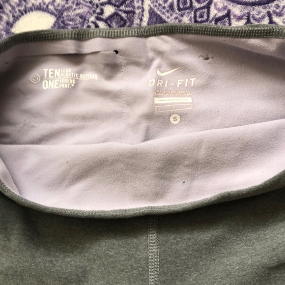 Nike Dry-Fit Capris Work Out Pants - Picture 4 of 4